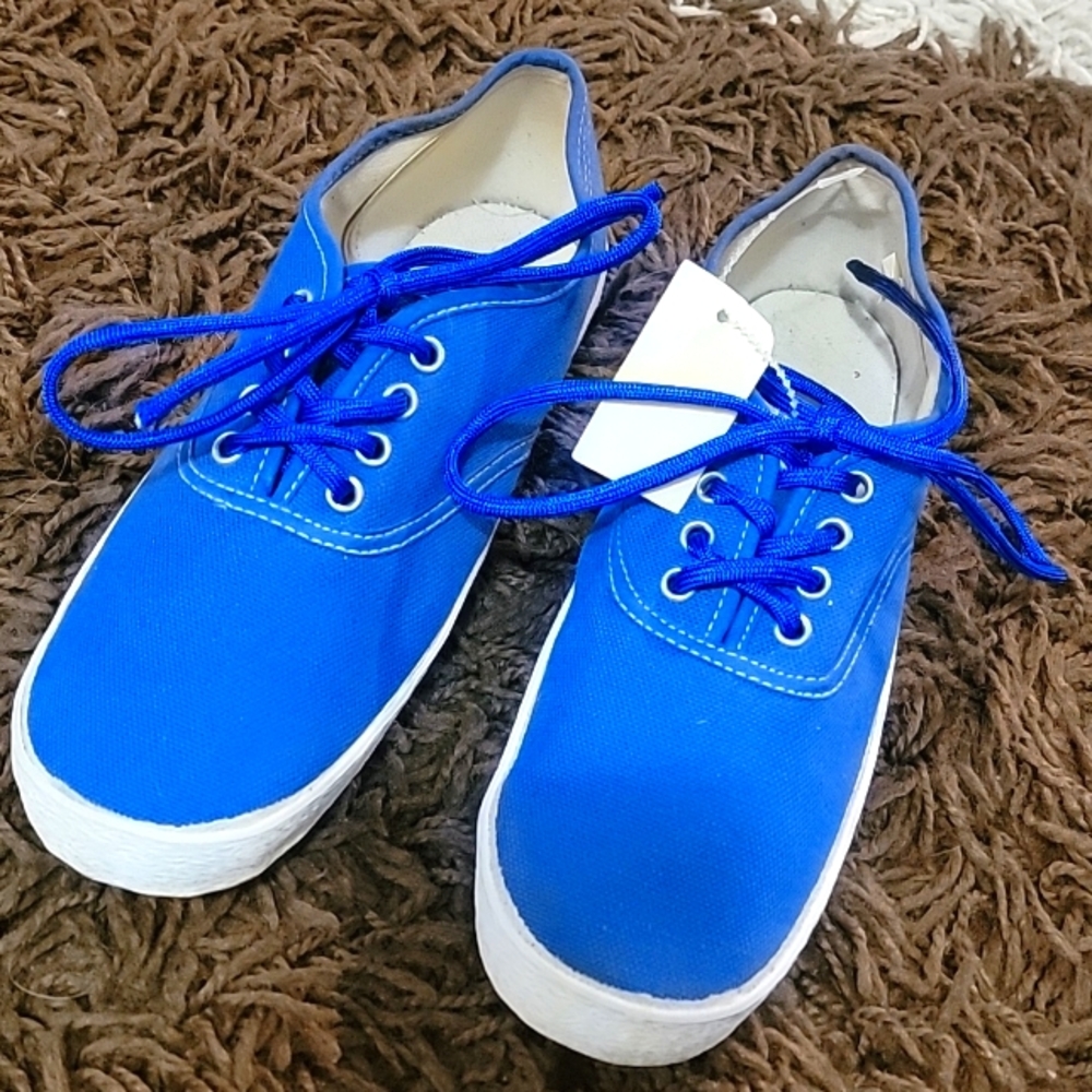 NWT Kids Blue Canvas Sneakers SIZE 3 9/10 Yrs Old